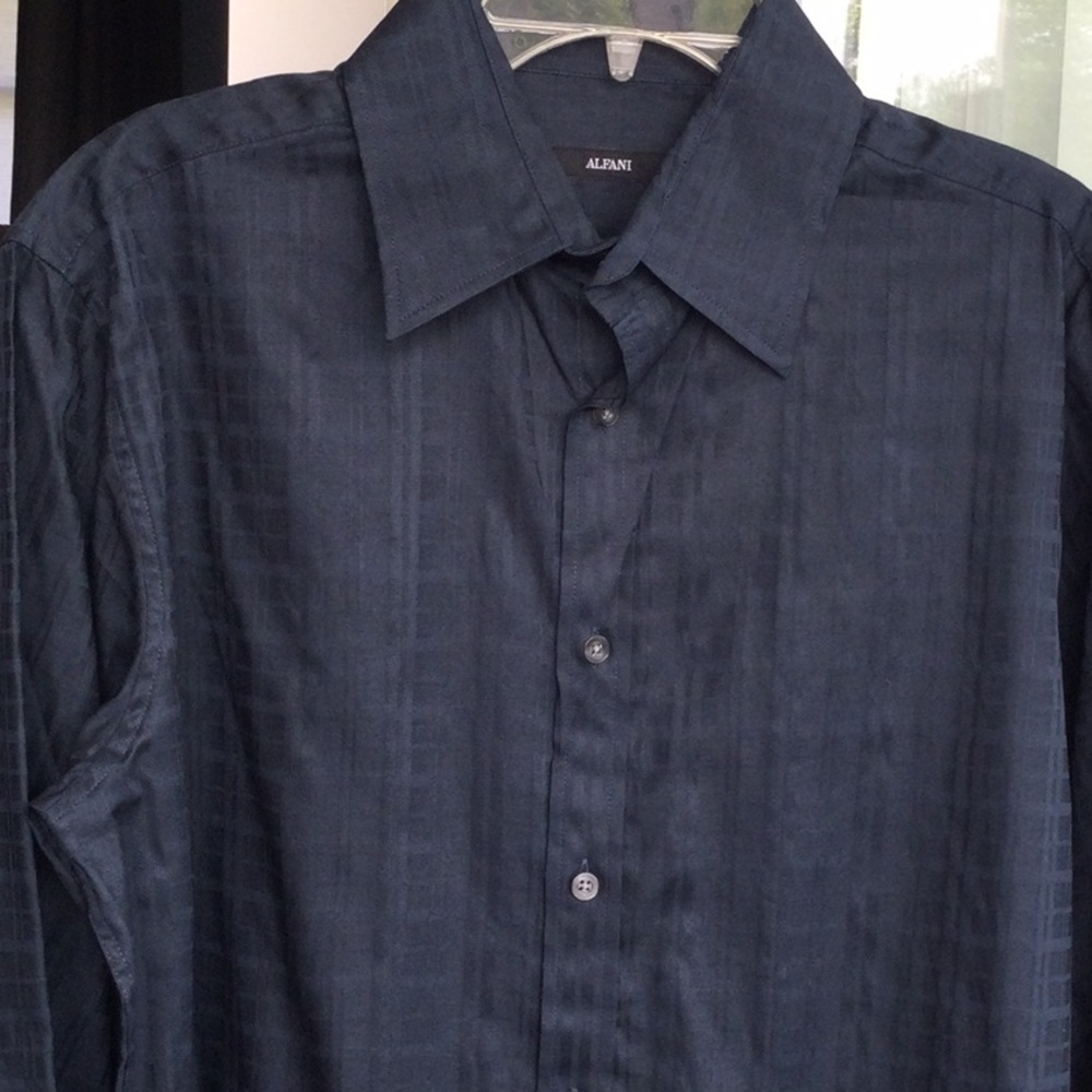 Men’s long sleeve Alfani Buttondown shirt. Size M